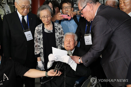 지난 9월1일, 생전의 이인수(가운데) 박사가 이승만 전 대통령의 양자로서 처음으로 서울 강북구 수유동 4·19 묘역을 참배하고, 3·15 부정선거에 항거한 4·19 혁명 희생자와 유족에게 사과하는 성명서를 발표하고 있다.<연합뉴스 사진>
